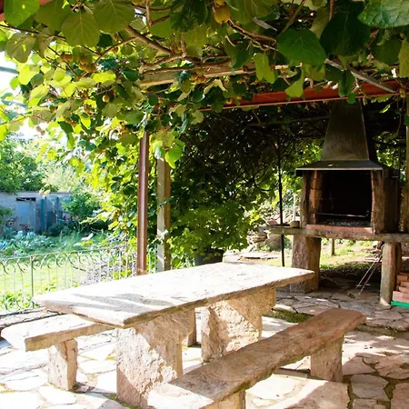 With 2 Bedrooms In With Wonderful Mountain View Enclosed Garden And Wifi 2 Km From The Beach Apartment Viveiro